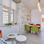 Apartman Festa & *