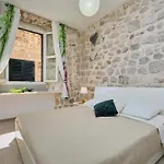 Apartman Festa & *